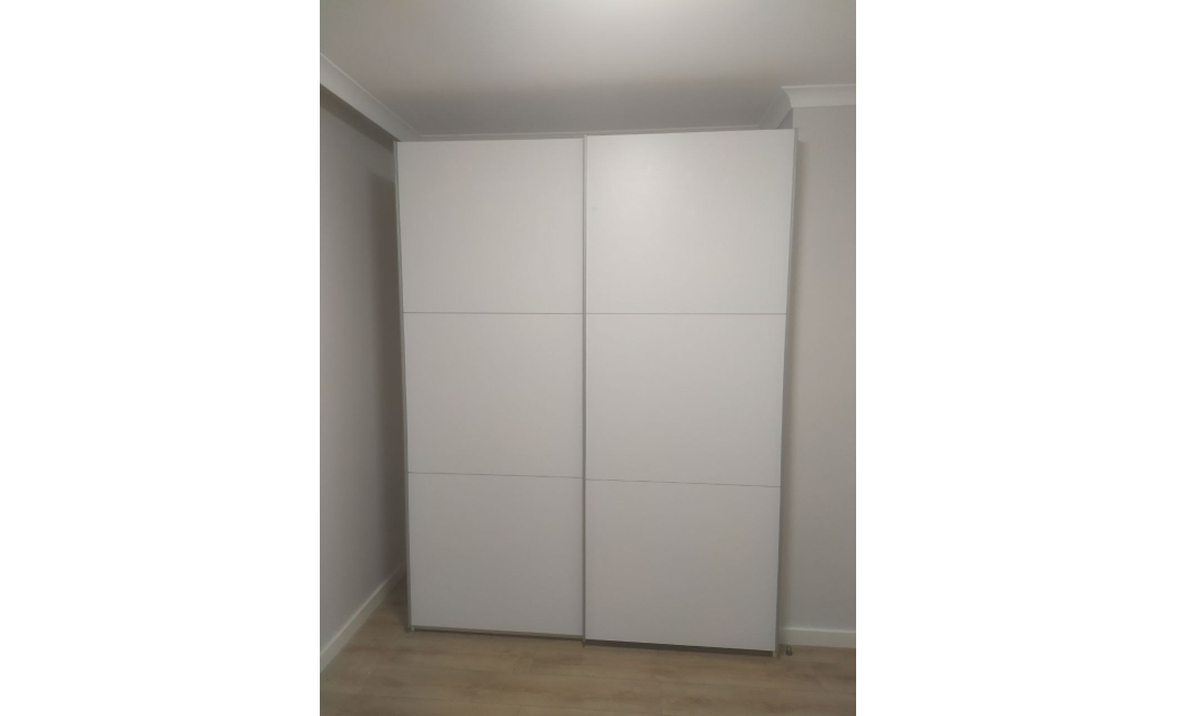 Skříň s posuvnými dveřmi Doros G-Caiser Bílá / Bílá 2 DTD / 3 části 180x60x240 (42002108)