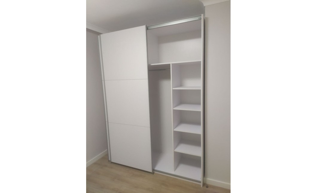 Skříň s posuvnými dveřmi Doros G-Caiser Bílá / Bílá 2 DTD / 3 části 180x60x240 (42002108)