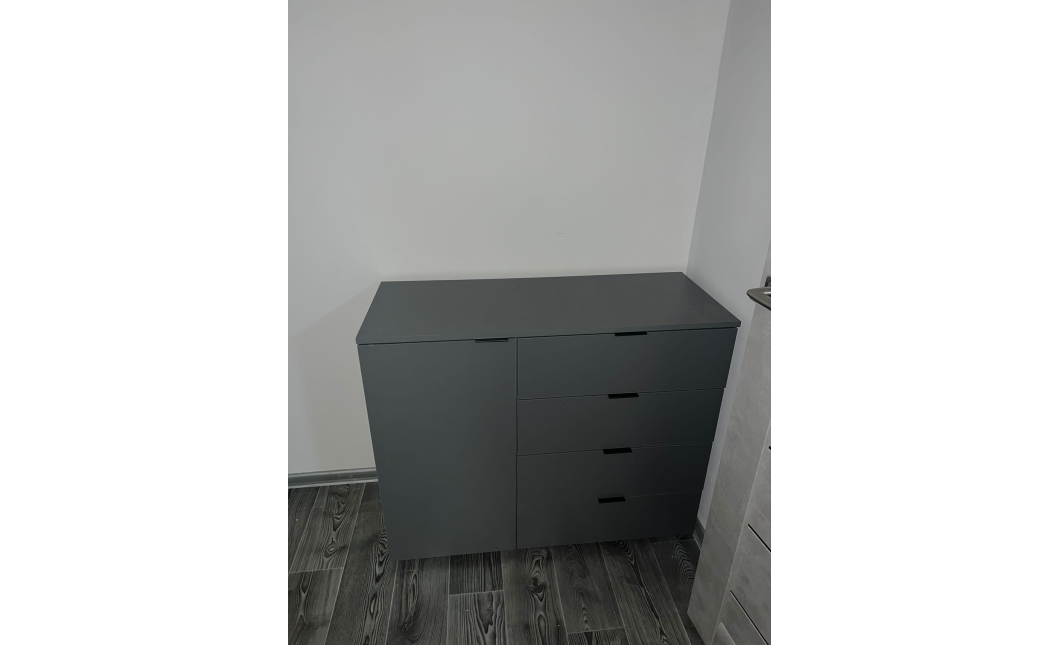 Komoda Doros Ron 1 1 dveře 4 zásuvky Grafit 80 × 38 × 81 (41516006)