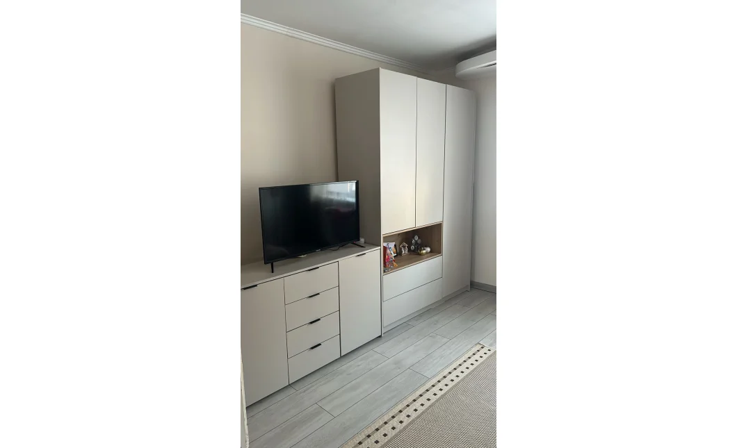 Skříň na oblečení s nikou Doros Dale Kašmír/Dub Artisan 3 dveře 150 × 52 × 220 (80737726)